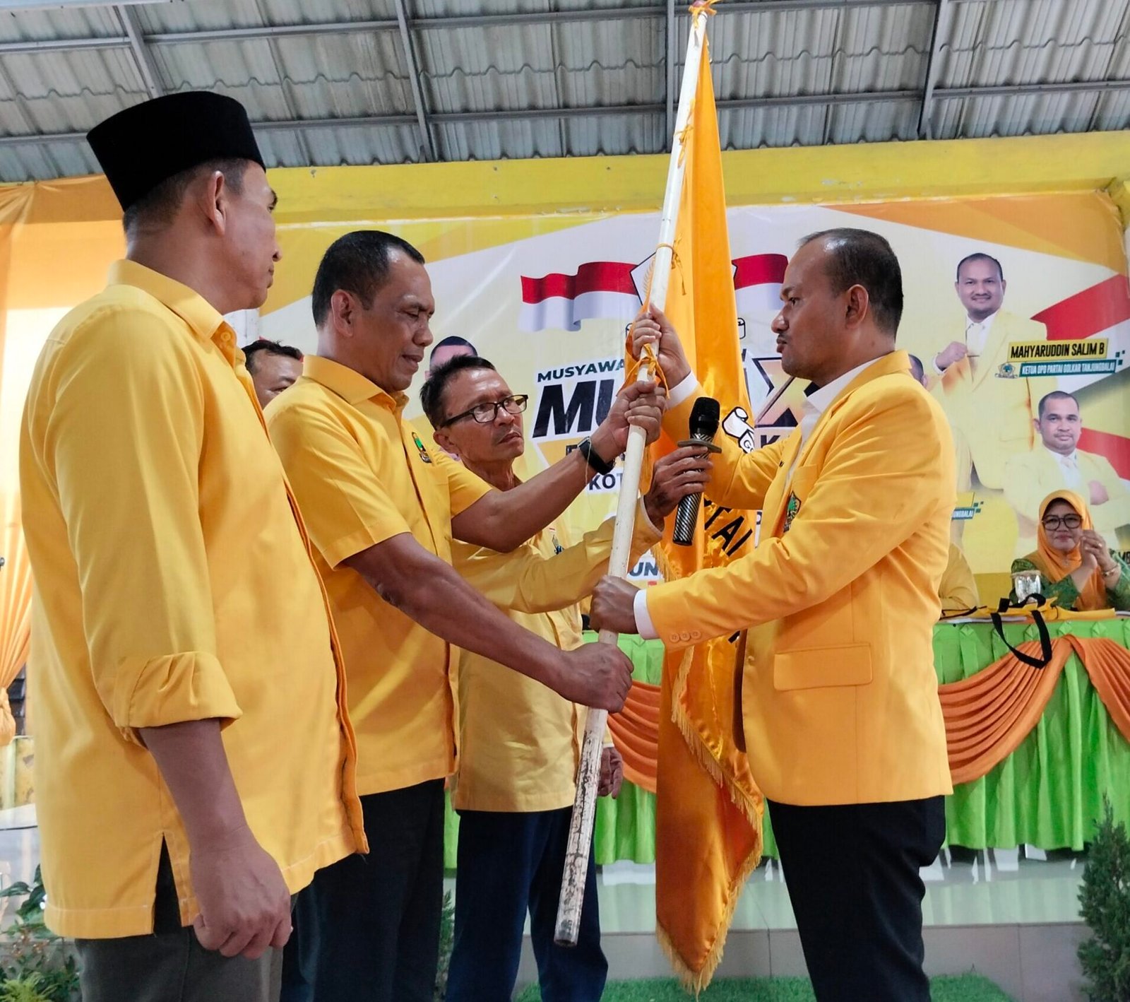 Wakil Ketua DPD Golkar Sumut serahkan Pataka Partai Golkar kepada Mahyaruddin Salim (kanan) Ketua terpilih DPD Golkar Kota Tanjung Balai periode 2025-2030