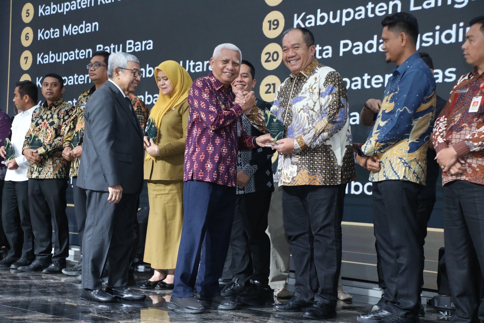 Wagubsu serahkan penghargaan kepada Bupati Asahan Taufik Zainal Abidin.