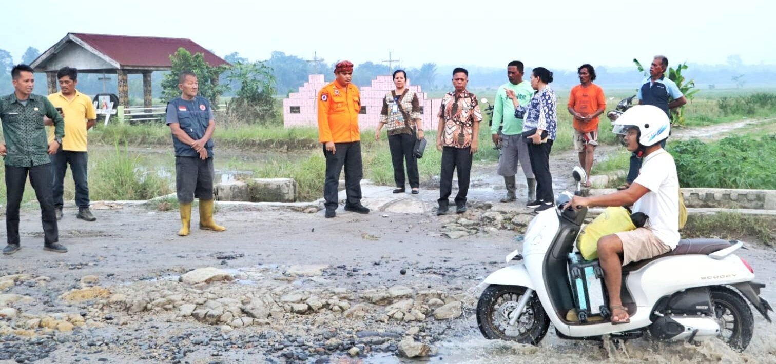 Kepala BPBD Simalungun Tinjau Perbaikan Jalan Penghubung Huta Bayu Raja–Bosar Maligas. 