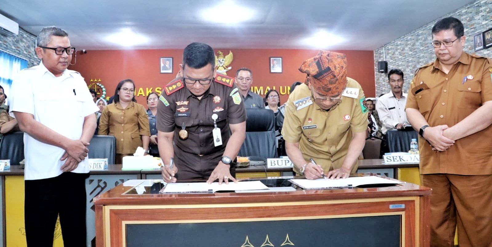 Bupati Anton dan Kepala Kejaksaan Negeri Simalungun saat menandatangani MoU.