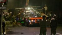 Pemko P. Siantar Bongkar-- Satpol PP P, Siantar saat membongkar bangunan reklame yang tidak memiliki izin.