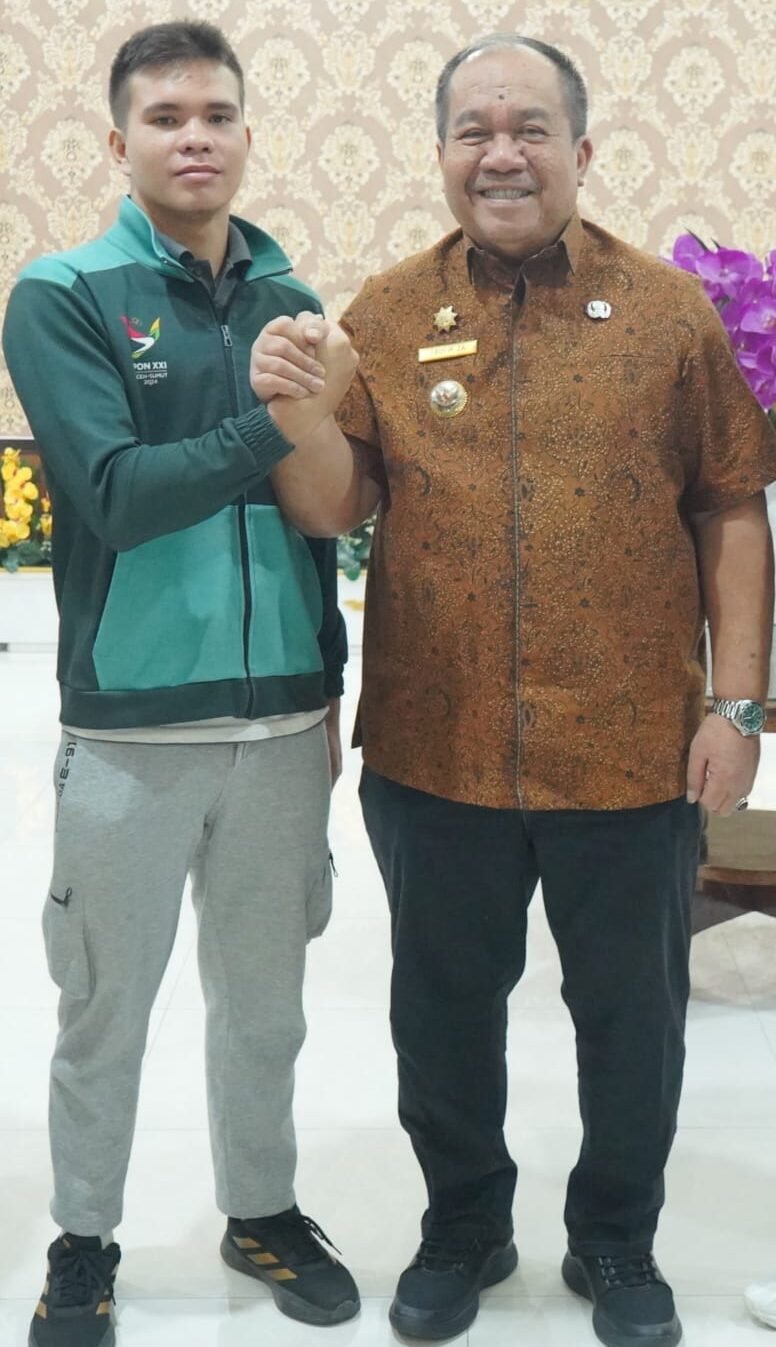 Bupati Asahan Taufik Zainal Abidin foto bersama Atlet Renang Asal Kisaran, Giony Ruben Dwinov.