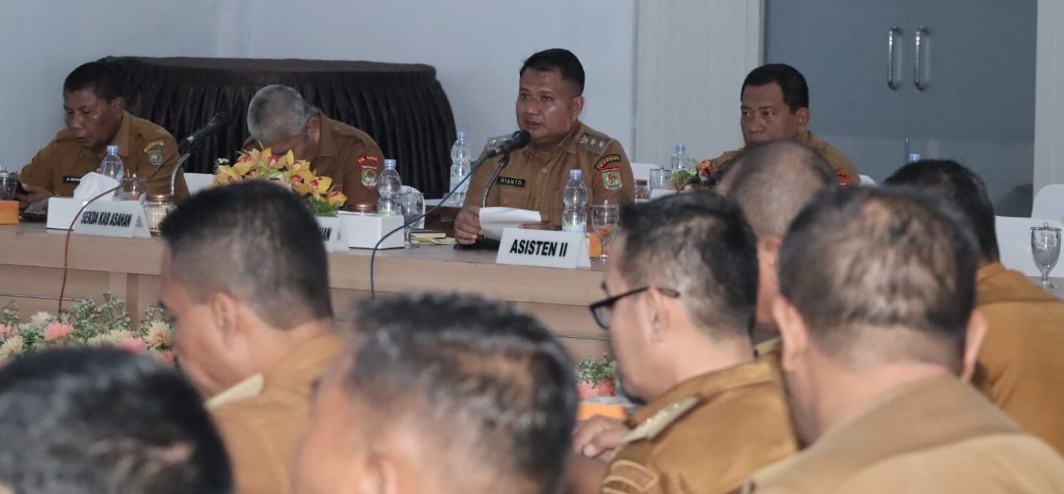 Wabup Asahan Rianto sampaikan arahannya kepada OPD dilingkungan Pemkab Asahan dan peserta rapat.