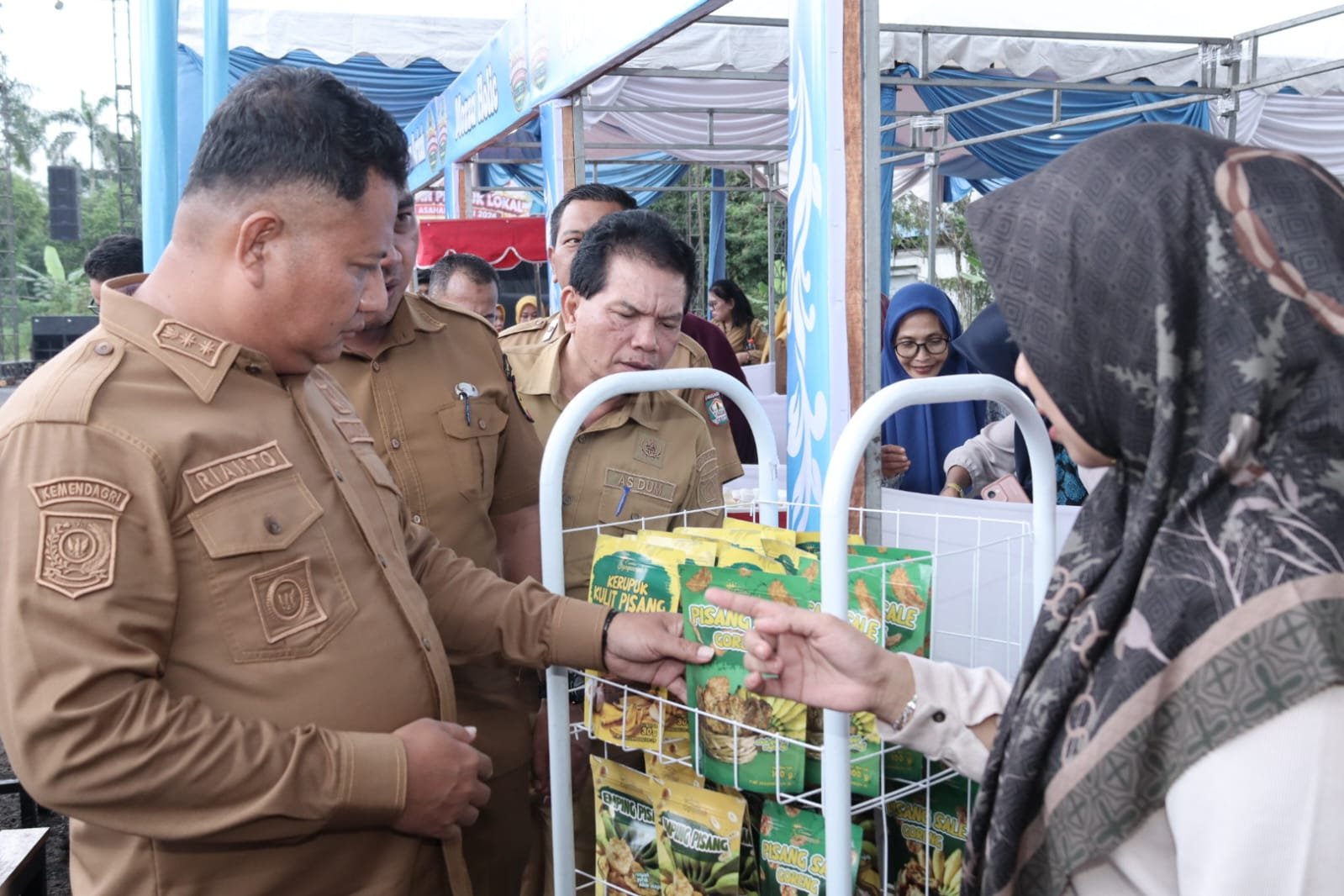 Wabup Asahan, Rianto bersama rombongan meninjau sejumlah stand jajanan kuliner dan produk lokal yang ditampilkan oleh para pelaku UMKM