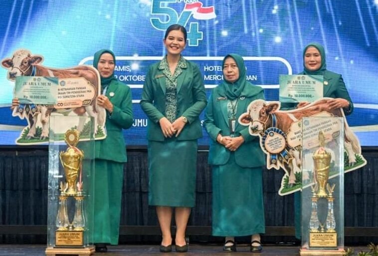 Ny Kahiyang Ayu Bobby Nasution, Ketua TP PKK Provsu foto bersama usai menyerahkan hadiah pemenang lomba kepada Ketua TP PKK Kabupaten Asahan.