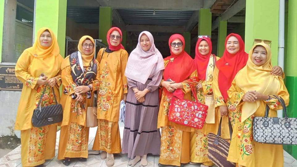 Tak sekadar berbagi sembako, HWK Sumbar tanamkan warisan adat Minangkabau kepada Anak Panti Asuhan Al-Falah.