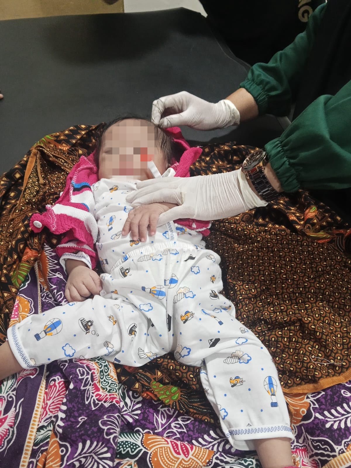 Bayi berusia tiga bulan ditemukan warga Sipange Kecamatan Tukka dipinggir jalan raya, saat ini dalam penangan Medis di RSUD Pandan, Jumat (9/10/2026).