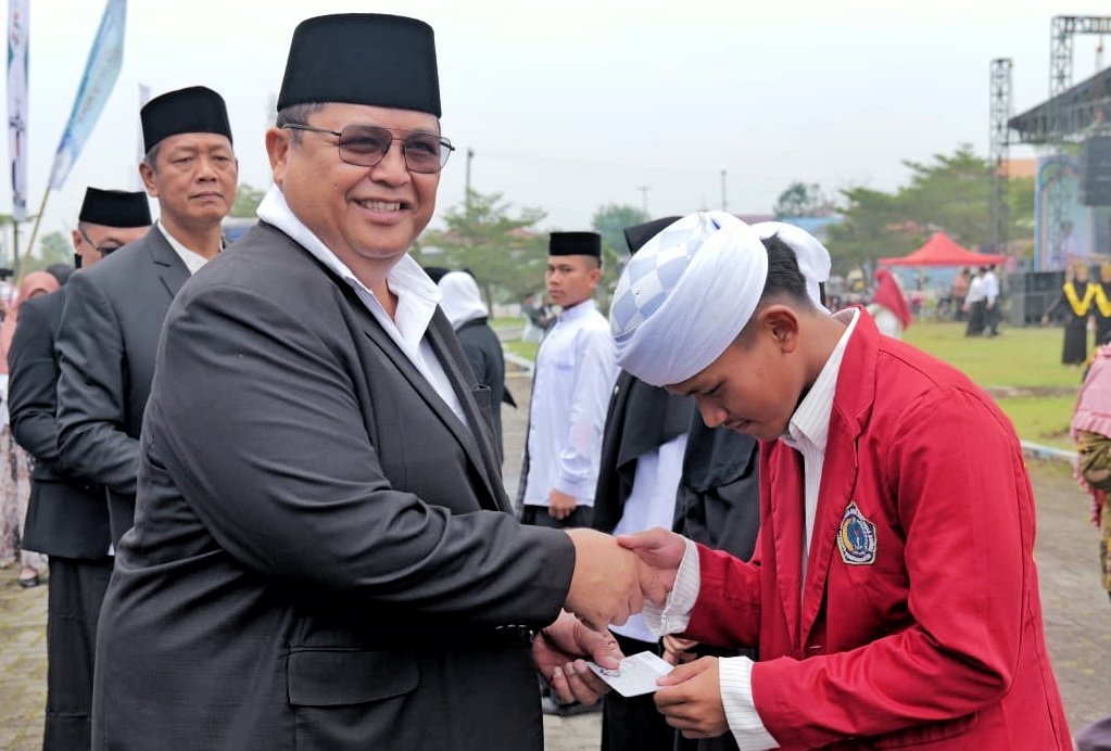 Sekda Simalungun berikan tali asih kepada Santri.